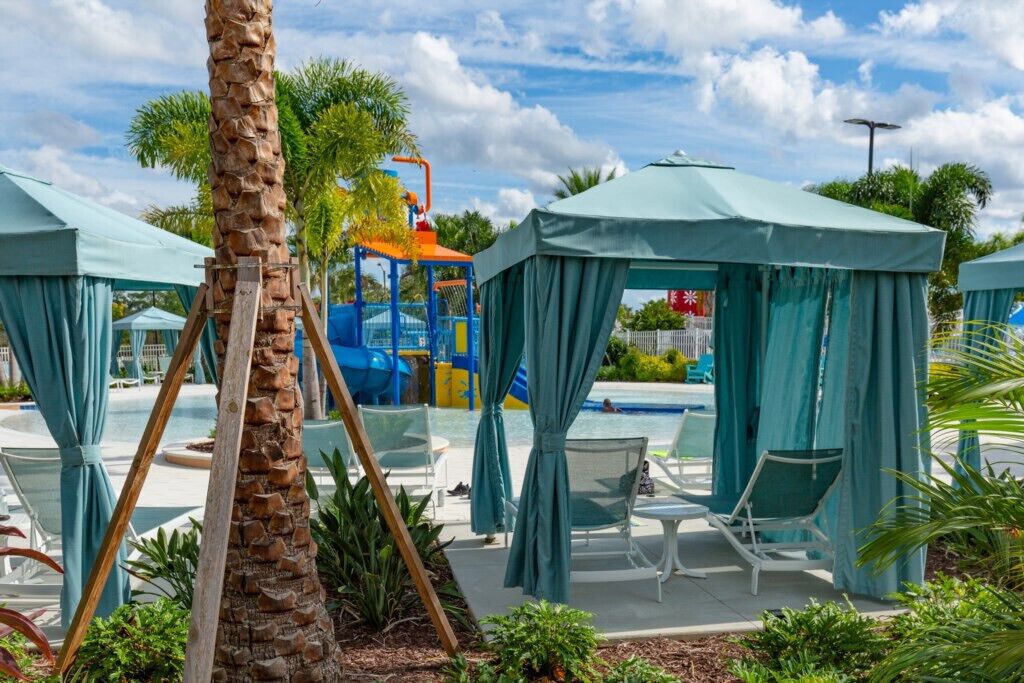 Un espace piscine avec des chaises longues et un toboggan.