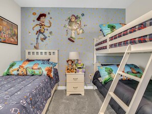 5 bedrooms, iron/ironing board, WiFi, bed sheets