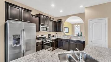 Refrigerador, microondas, horno y parrilla de estufa