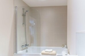 Baignoire, sèche-cheveux, serviettes fournies