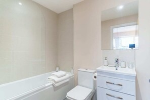 Baignoire, sèche-cheveux, serviettes fournies