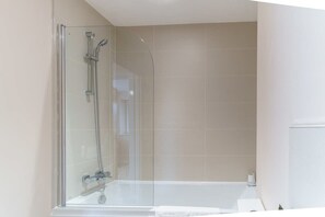 Badekar, hårføner og håndklær