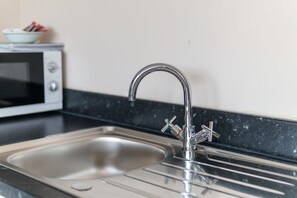 Kjøleskap, mikrobølgeovn, ovn og kokeplater