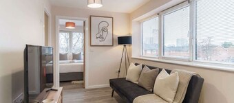 1 Bed Manchester Apartment with Parking - Sleeps 3