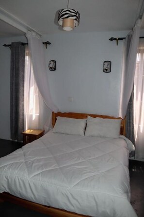 Cortinas blackout, ferros/tábuas de passar roupa, Wi-Fi de cortesia