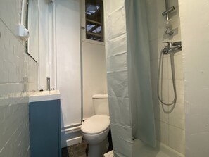 Doccia, asciugamani, sapone, shampoo