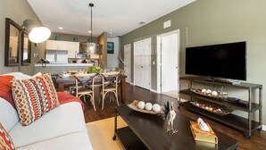 Een moderne woonkamer met een bank, salontafel en tv-meubel.