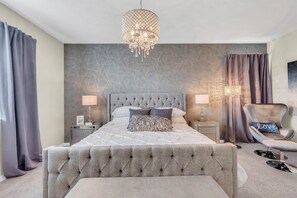 4 habitaciones, tabla de planchar con plancha, wifi y ropa de cama 