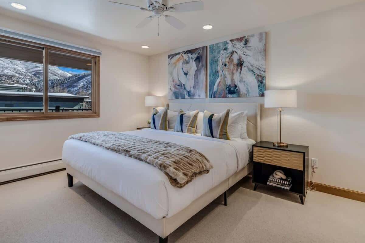 2 soverom, safe på rommet, strykejern/-brett og reiseseng for barn