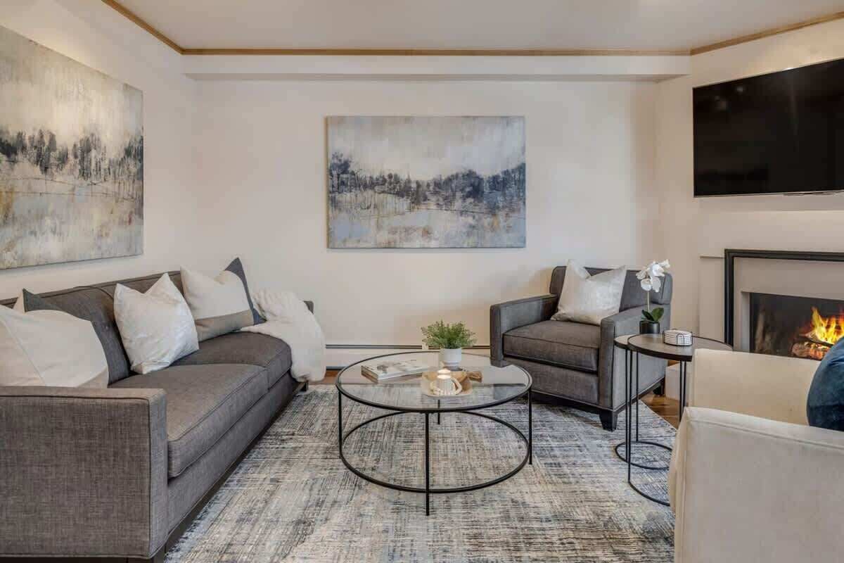 Smart-TV, peis, bøker og stereoanlegg