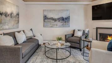 Smart-TV, peis, bøker og stereoanlegg