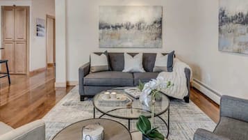 Smart-TV, peis, bøker og stereoanlegg