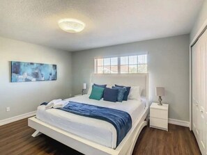 4 عدّة غرف نوم ومكواة/لوح كي وواي فاي وملاءات أسرّة