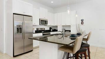 Réfrigérateur, micro-ondes, four, plaque de cuisson