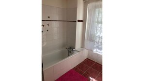 Douche, sèche-cheveux, savon