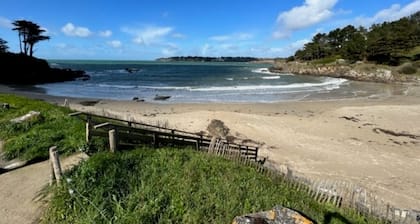 Keraven, charming cottage, shared pool