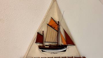 Ein an der Wand befestigtes Modell eines Segelbootes mit dem Namen 'J. Seagram'.