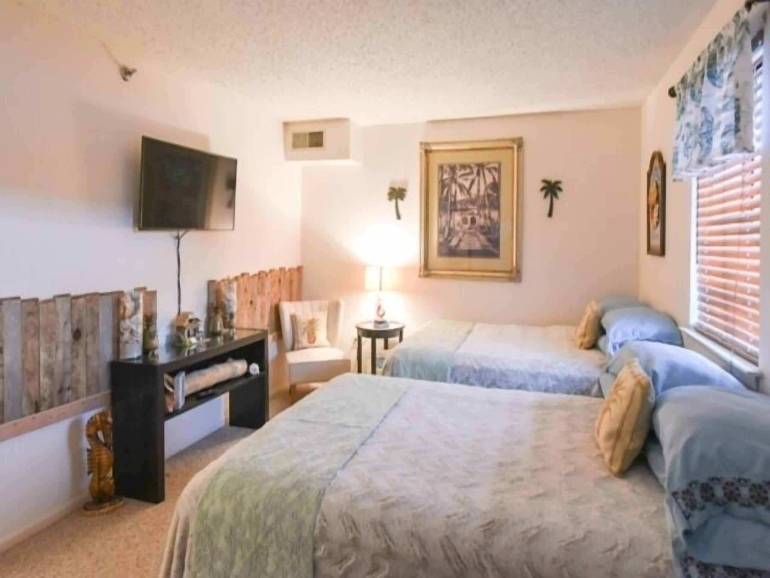 One of the most adorable 1 BR condo on the bayside. Central A/C and full kitchen