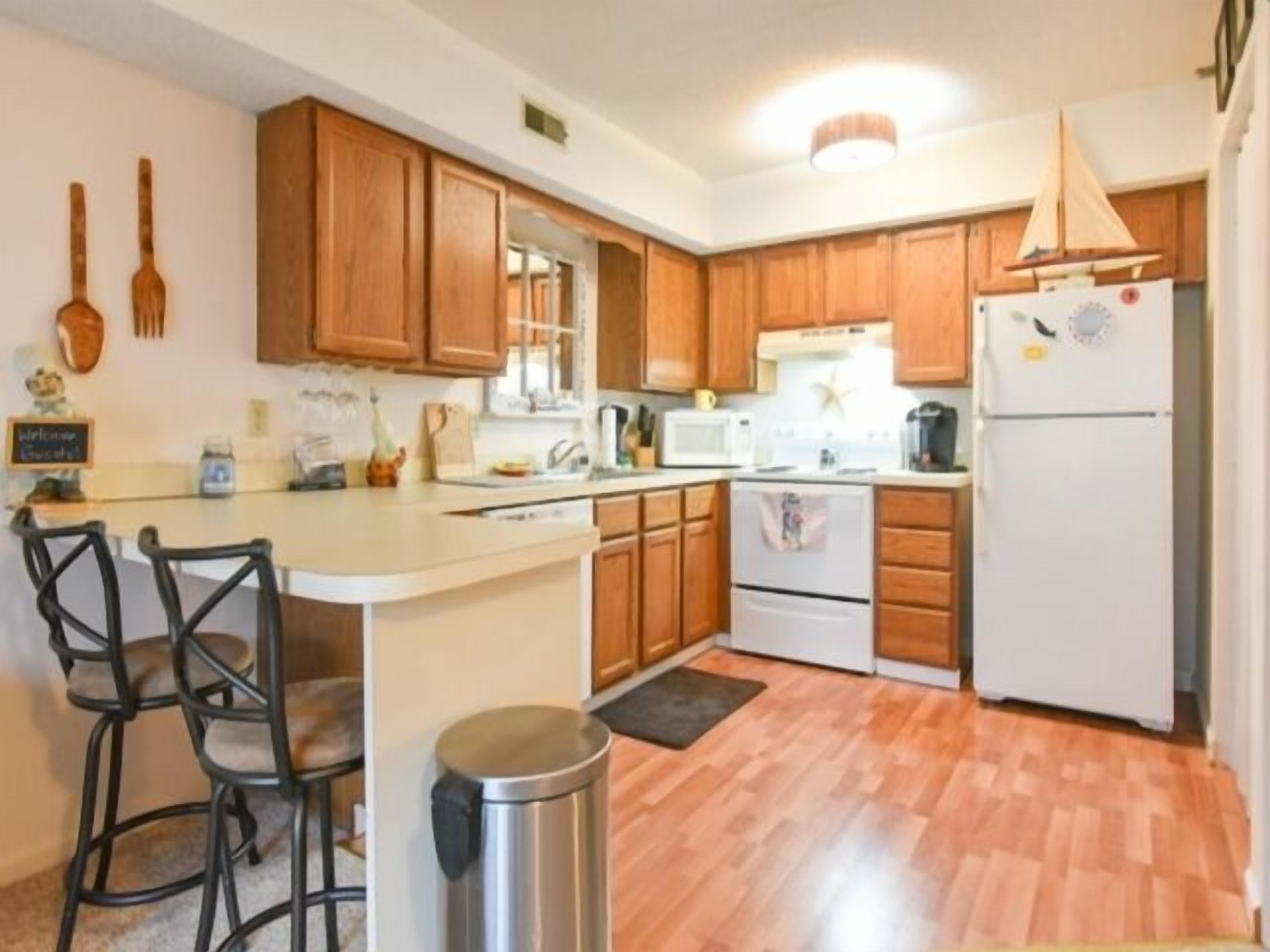 One of the most adorable 1 BR condo on the bayside. Central A/C and full kitchen