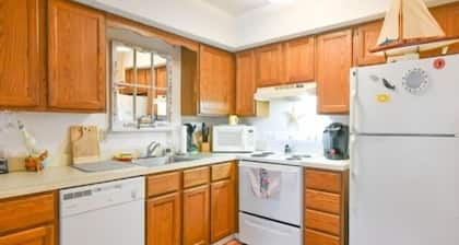 One of the most adorable 1 BR condo on the bayside. Central A/C and full kitchen