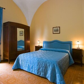 9 camere, una scrivania, ferro/asse da stiro, Wi-Fi