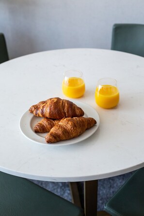 Breakfast meal - Best City Views, Sleeps 6, Fabulous Interiors (Belfast)