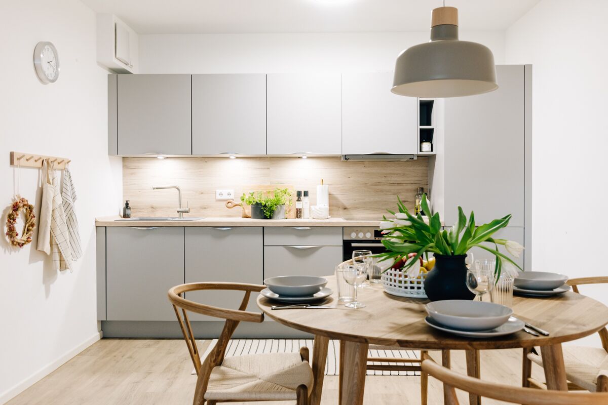 Wasserkocher mit Kaffee-/Teezubehör, Kühlschrank, Ofen, Herdplatte