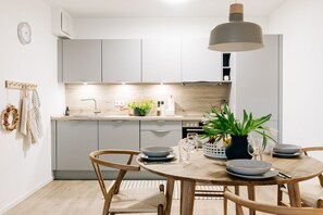 Fridge, oven, stovetop, dishwasher