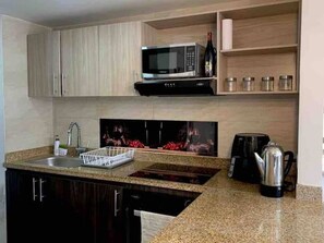 Kühlschrank, Mikrowelle, Ofen, Herdplatte