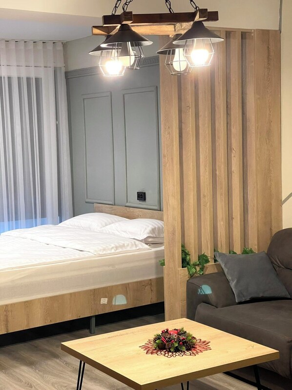 Laptopgeeigneter Arbeitsplatz, kostenloses WLAN, Bettwäsche