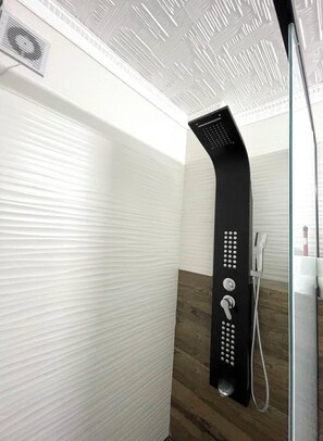 Shower, towels - Nesi apartment (Pristina)