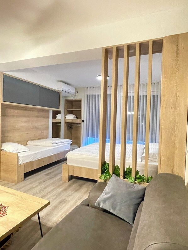 City Single Room | Laptop workspace, free WiFi, bed sheets - Nesi apartment (Pristina)