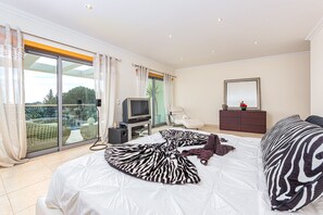 3 chambres, fer et planche à repasser, Wi-Fi gratuit, draps fournis