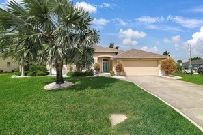 Property grounds - Luxury Pool Home - Family Retreat Cape Coral 4BR (Cape Coral)