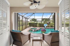 Alberca al aire libre y alberca climatizada