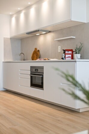 Kühlschrank, Mikrowelle, Ofen, Herdplatte