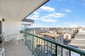 Outdoor dining - Summer Beach 804-Newly renovated and directly on the beach! (Ocean City)