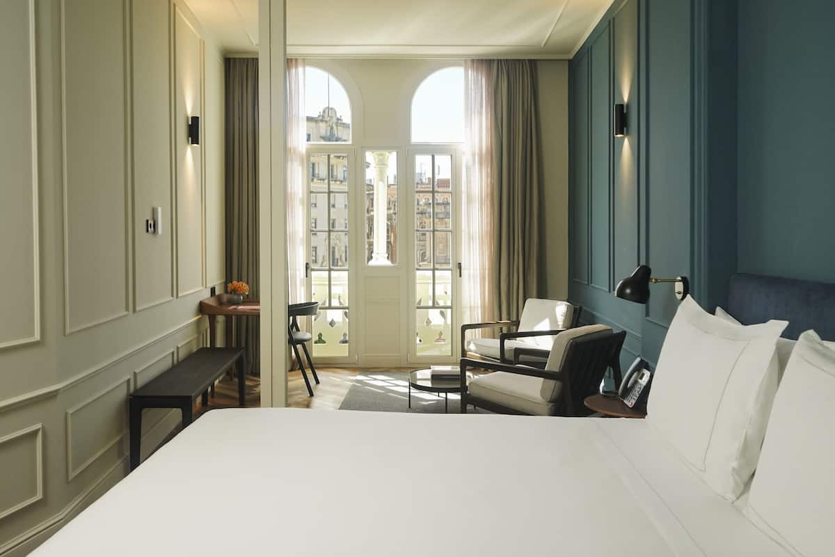 Ropa de cama de alta calidad, colchones con efecto memoria y minibar
