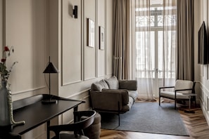 Grand Suite | Zona de estar | Smart TV de 60 pulgadas con canales digitales, una televisión