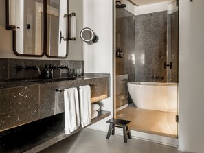Grand Suite | Bathroom | Deep-soaking bathtub, hair dryer, bathrobes, slippers - Mercer Plaza Sevilla 5 GL (Seville)