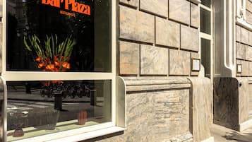 2 間餐廳,供應午餐和晚餐,西班牙料理