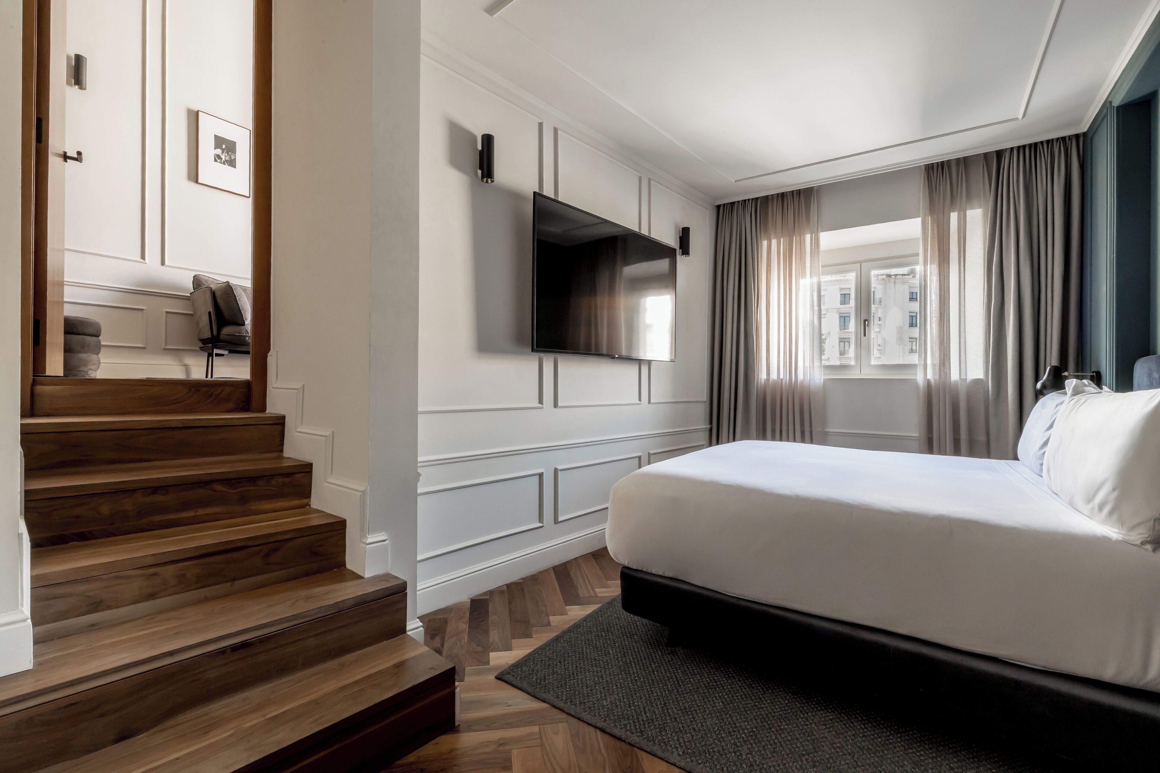 Grand Suite | أغطية فراش متميزة وأسرّة بإسفنج يتكيف مع شكل الجسم وميني بار