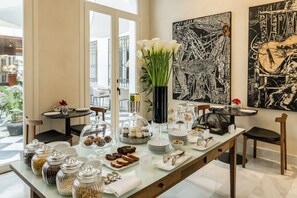 Tägliches nach Wunsch zubereitetes Frühstück (42 EUR pro Person)