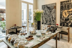 Daily cooked-to-order breakfast (EUR 42 per person)