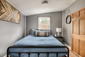 1 dormitorio, tabla de planchar con plancha, wifi y ropa de cama