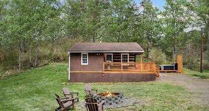 Creekside Cabin w Hot Tub, Fire Pit, Deck & Grill!