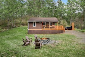 Property grounds - Creekside Cabin w Hot Tub, Fire Pit, Deck & Grill! (Mount Jackson)