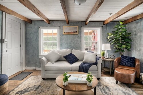 Creekside Cabin w Hot Tub, Fire Pit, Deck & Grill!