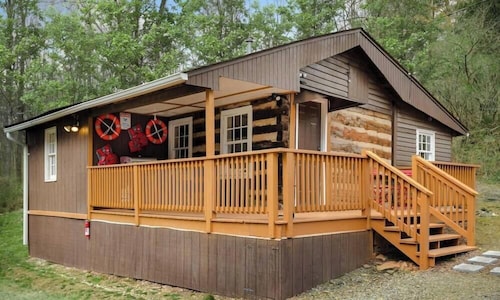 Creekside Cabin w Hot Tub, Fire Pit, Deck & Grill!