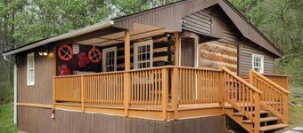 Creekside Cabin w Hot Tub, Fire Pit, Deck & Grill!